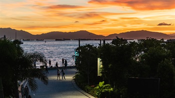 Visitors can enjoy the spectacular sunsets of the harbour and the promenade attracts many people looking for photographic opportunities.
